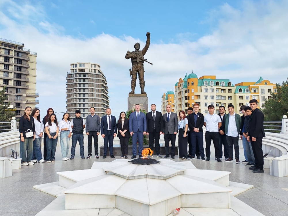 Peşə Təhsil Mərkəzinin əməkdaşları və tələbələri Sumqayıt şəhər Şəhidlər xiyabanını ziyarət edib.